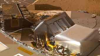 This mosaic of images from the Surface Stereo Imager camera on NASA's Phoenix Mars Lander shows a portion of the spacecraft's deck after deliveries of several Martian soil samples to instruments on the deck. (NASA/JPL-Caltech/University of Arizona/Texas A