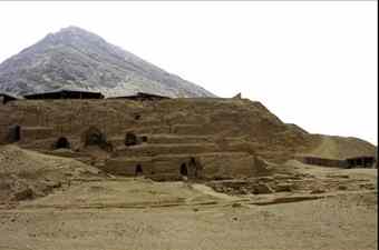 Pyramid of the Moon. At the base, on the right, is the Uhle platform excavated by the Franco-Peruvian archaeological team. Cerro Blanco mountain in background 