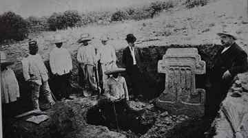 Large battlement, Teotihuacan, 1906.