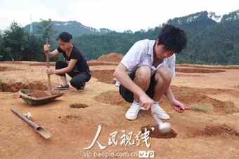 Two workers are salvaging cultural relics from the Pingdingnao Ruins in Jiangxi province 