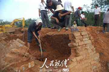 An ancient tomb is discovered at a construction site in the Anqing Chemical Industry Park.(photo by Xu Jixiang, People's Daily Online)