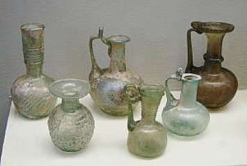 [AT 5-6 2nd century Roman glass flasks, WIKI public domain[5].jpg]