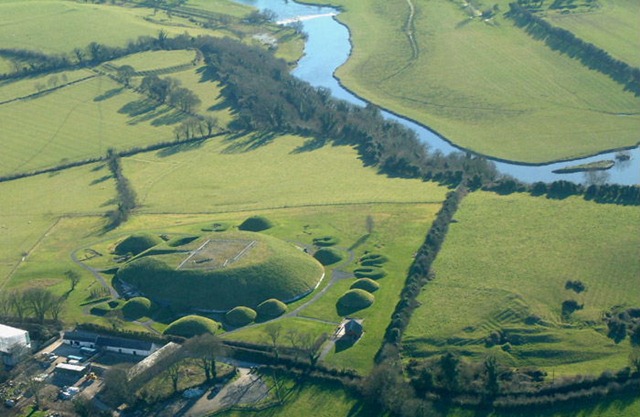 [knowth-boyne-700[7].jpg]