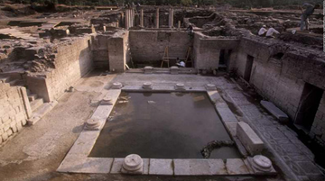 View of the bath and complex.