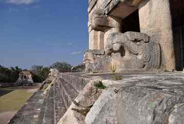 Besides the deterioration of these vestiges, it was possible to establish that Mayas from different cities used similar arms, such as the axe employed to give lethal strikes. Photo: INAH/ H. Montano.