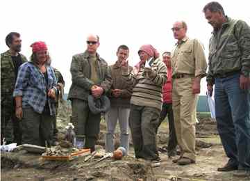 Russia's Minister for Emergencies Sergei Shojgu (far right) and then-president Vladimir Putin (second from right) listen to archaeologist Olga Inevatkina (center) as she explains the layout of Por-Bajin. Prince Albert of Monaco (in sunglasses) stands to her right. (Copyright Por-Bajin Cultural Foundation)