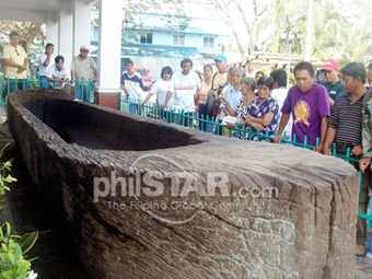This centuries-old dugout boat was accidentally retrieved by local residents in Barangay Casanicolasan, Rosales, Pangasinan last week and is now on display in front of the municipal hall. 