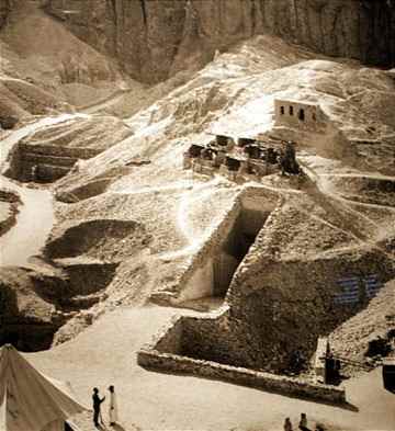 Archaeological photographer, Harry Burton, was hired to make a photographic record of the discovery of the tomb. (Harry Burton)