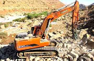 Heavy machinery breaking rock near the petroglyphs (Mehr Press Agency)