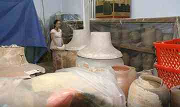Thousands of artifacts dating back to prehistoric age and the Sa Huynh Culture (1,000 BC and 200 AD) excavated from Con Rang and Con Dai archaeological sites are stored in a dilapidated warehouse belonging to the Thua ThienHue Museum of History and Revolution. On rainy days, people cover the artifacts with raincoats and waterproof cloth.