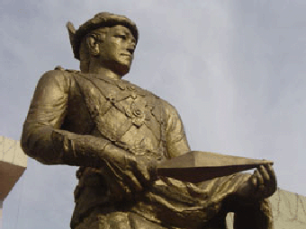 King Alaungpaya statue