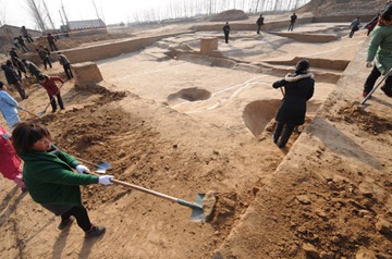 新华社照片，郑州，2010年1月12日<br />    河南新郑望京楼遗址新发现夏商两座大型城址<br />    1月12日，一些民工在望京楼遗址铲土。<br />    郑州市文物考古研究院日前在对河南省新郑市望京楼遗址考古发掘中，发现了夏代和商代两座大型城址，并发现了外廓城，城址总面积达168万平方米。专家初步推测，夏代城址可能为夏之某一方国都邑，商代城址则可能是商代前期的一座军事重镇。<br />    新华社记者赵鹏摄