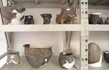 新华社照片，郑州，2010年1月12日<br />    河南新郑望京楼遗址新发现夏商两座大型城址<br />    这是1月12日拍摄的望京楼遗址部分出土文物。<br />    郑州市文物考古研究院日前在对河南省新郑市望京楼遗址考古发掘中，发现了夏代和商代两座大型城址，并发现了外廓城，城址总面积达168万平方米。专家初步推测，夏代城址可能为夏之某一方国都邑，商代城址则可能是商代前期的一座军事重镇。<br />    新华社记者赵鹏摄