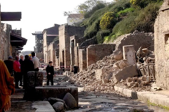 [ED-AM867_pompei_G_20110111163233[4].jpg]