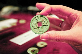 "Long Feng Tong Bao," Yuan dynasty. Such coins were cast by a government established by an army of farmer insurgents during the Yuan dynasty.
