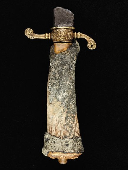 [queen-annes-revenge-blackbeard-ship-sword-found_31158_600x450[4].jpg]