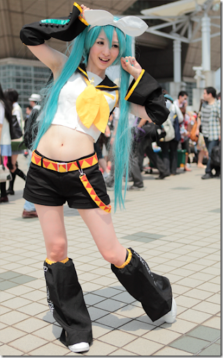 vocaloid 2 cosplay hatsune miku as kagamine rin from comiket 2010