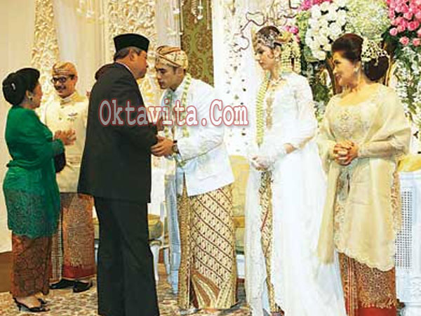 Foto Resepsi Pernikahan Nia Ramadhani Ardi Bakrie 