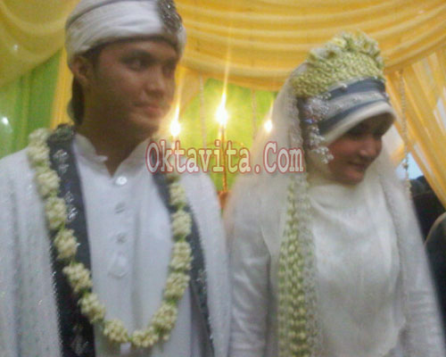 Foto Pernikahan Icha Jikustik dan Aji Firna – Oktavita.Com