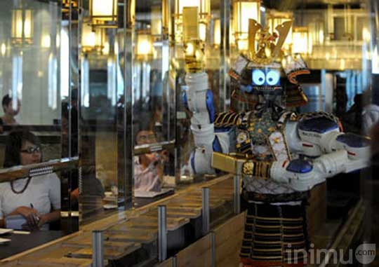 robot-pramusaji-restoran-hajime-04.jpg