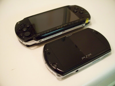 PSP Phat vs PSP Go (angle)