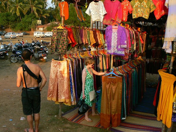 Imagini India Goa: haine etnice la Anjuna Market