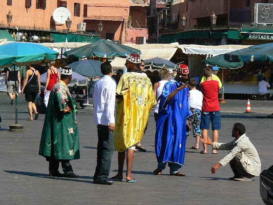Imagini Maroc: Jema el-Fnaa Marrakech - trecatori.JPG