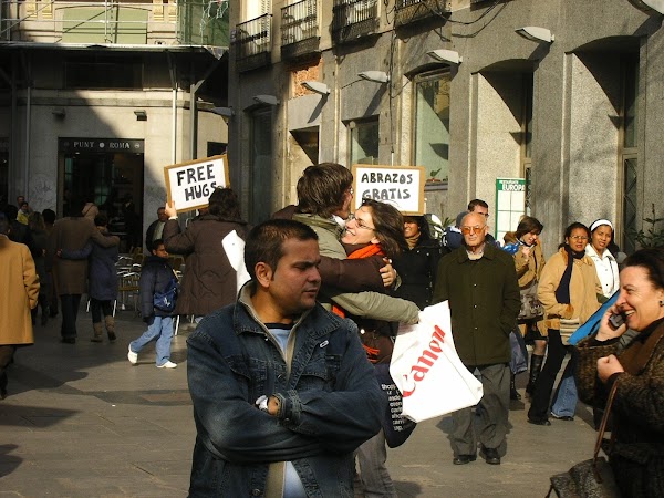 Imagini Spania: free hugs Madrid.JPG