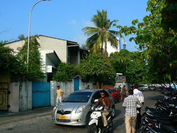 Imagini Maldive:strada din fata hotelului Maagiri Guesthouse Male