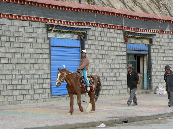 Obiective turistice Tibet: pe drum spre manastire.JPG