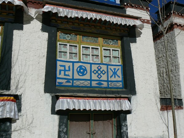 Obiective turistice Tibet: simboluri auspicioase inclusiv zvastica.JPG