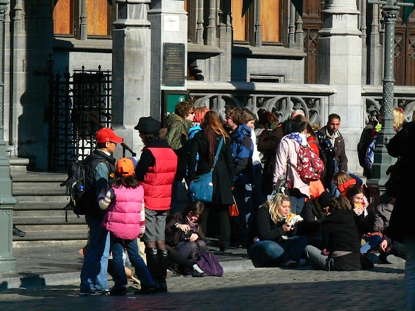 Obiective turistice Belgia: turisti in Grand Place, Bruxelles