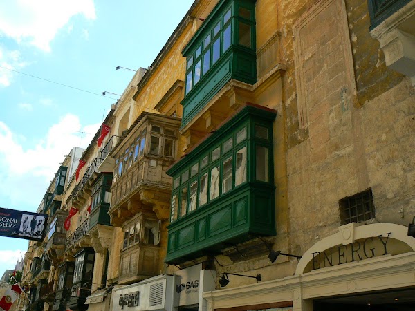 Obiective turistice Malta: balcoane Valletta.JPG