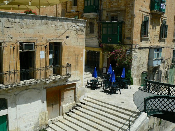 Obiective turistice Malta: stradute din Valletta.JPG