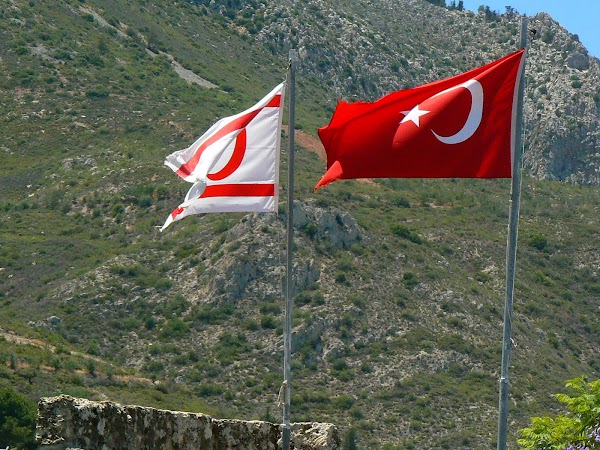 Imagini din Cipru de Nord: steagul Turciei si al Ciprului de Nord.JPG