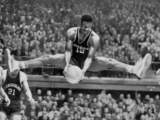 [top10-basketball-players-of-all-time_www.wonders-world_8[2].jpg]