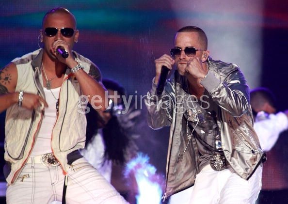 [wisin-yandel-akon-aventura-billboard (1)[4].jpg]
