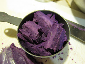 photo of the grated purple yam in a measuring cup