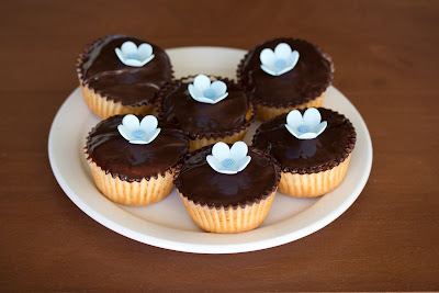 photo of a plate of Vanilla bean cupcakes