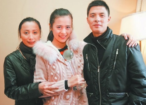 Chendu girl Zou Linying and her parents photo