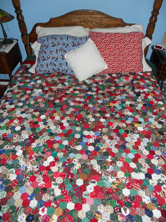[1210 Christmas Quilt on Bed[3].jpg]