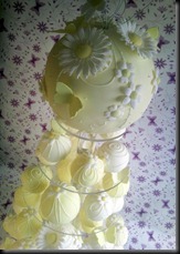 Bauble-Cake-Yellow-close-up