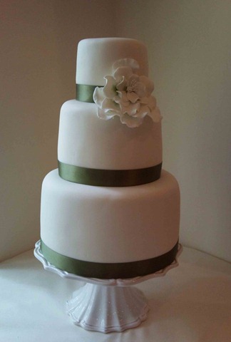 [3-tier-Tall-wedding-cake[2].jpg]