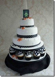 3-tier-Passport-wedding-cake-with-polka-dots-and-cupcakes1