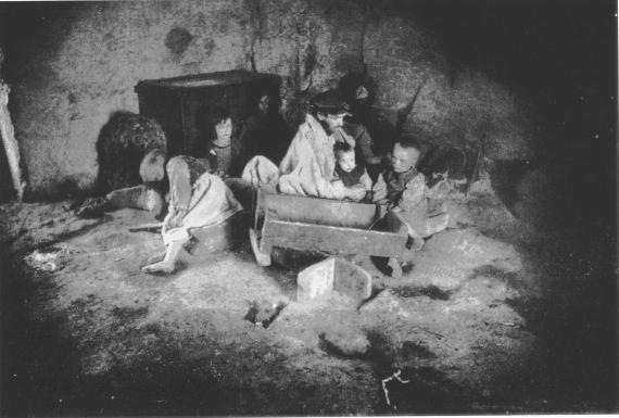[Starving_Irish_family_during_the_potato_famine[2].jpg]