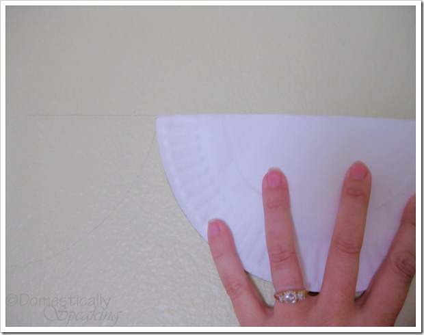 using paper plate to create a scallop border