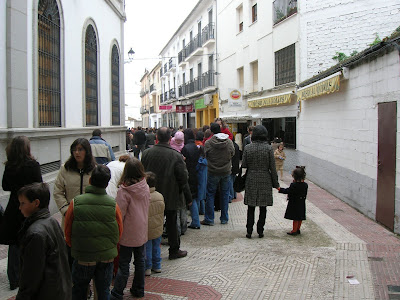 Larga será la cola para recoger el regalo de los Reyes en la biblioteca, en la que se pone a prueba la paciencia de los papás... Foto: Pozoblanco News, Enero 2007