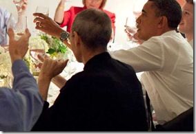 賈伯斯就坐在美國總統歐巴馬的側邊