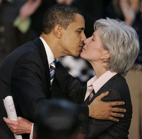 [large_Barack-Obama-kiss-Kathleen-Sebelius-Jan29-09[5].jpg]