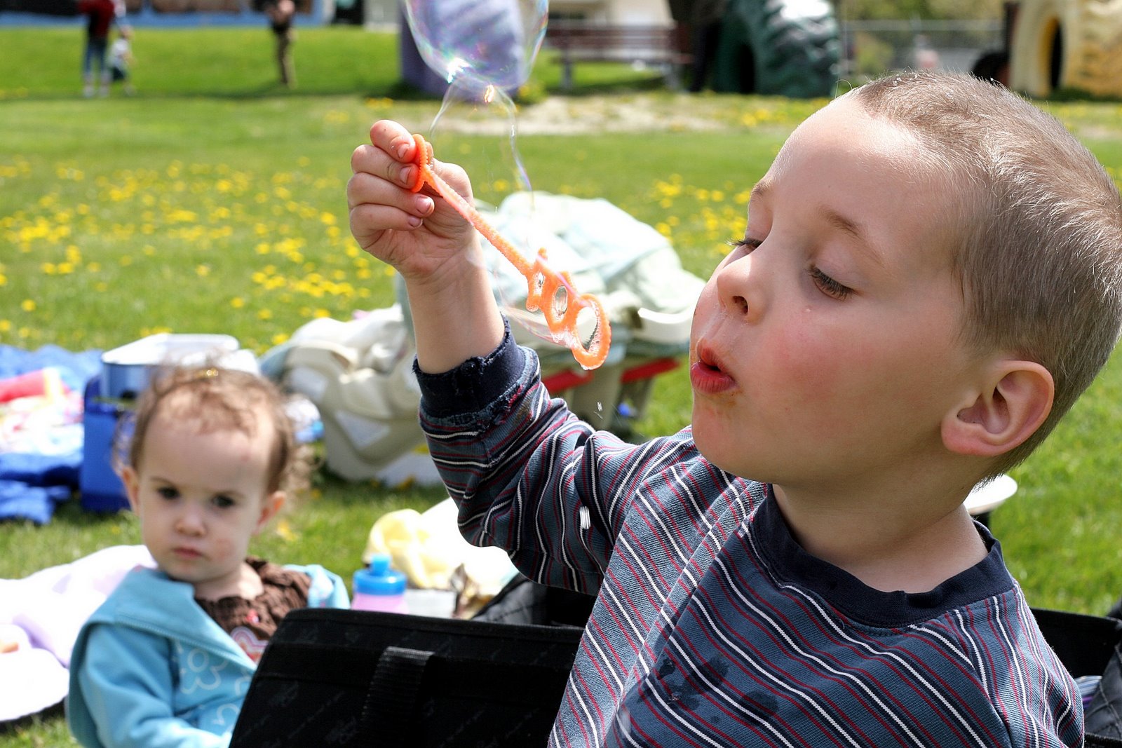[blowing bubbles with an audience[2].jpg]
